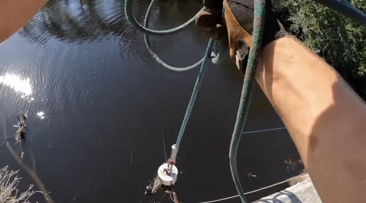 [서울=뉴시스]미국 조지아 주 육군 초소인 포트 스튜어트에서 자석 낚시를 하는 장면<사진 출처 : Outdoors Weekly 유튜브 캡쳐> 2022.08.19 *재판매 및 DB 금지