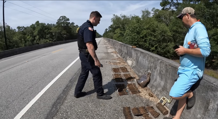 [서울=뉴시스]미국 조지아 주 육군 초소인 포트 스튜어트에서 자석 낚시를 하던 도중 발견된 로켓<사진 출처 : Outdoors Weekly 유튜브 캡쳐> 2022.08.19 *재판매 및 DB 금지