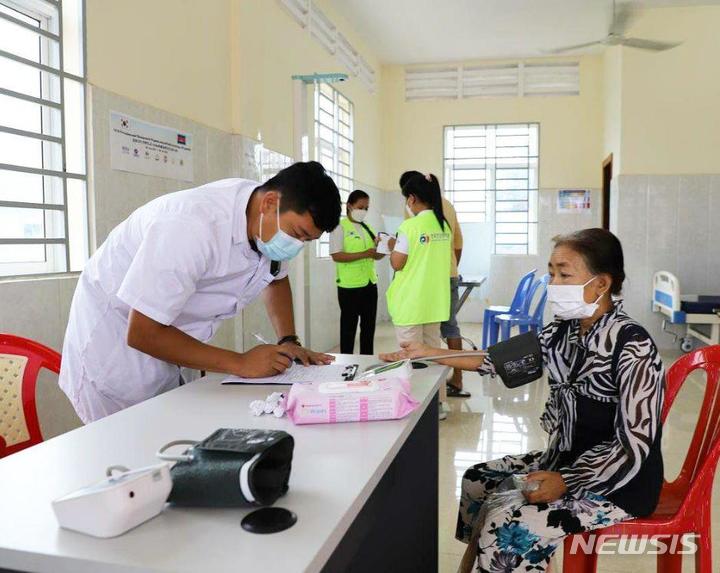 [전주=뉴시스]윤난슬 기자 = 전북대학교는 한국건강관리협회와 함께 캄보디아에 보건의료사업단을 파견, 비전염성 질환(NCD) 관리사업을 전개했다고 19일 밝혔다.(사진=전북대 제공)