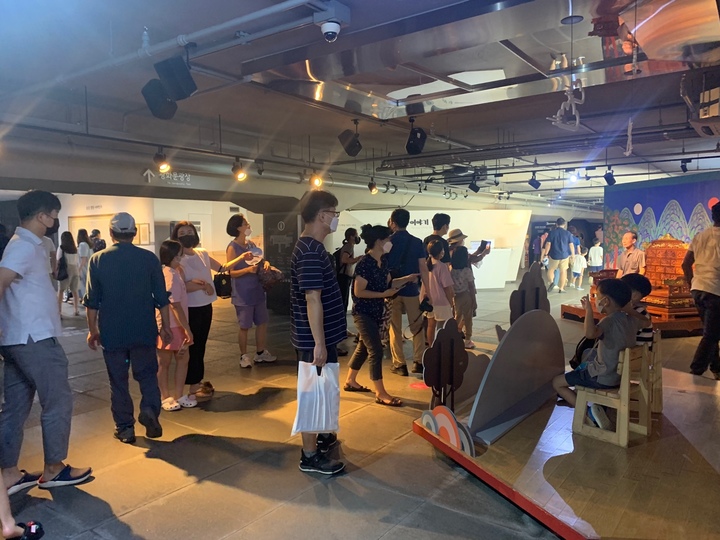 [서울=뉴시스]'세종·충무공 이야기'를 찾은 관람객들.(제공=서울시)