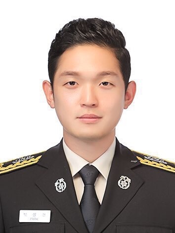 [세종=뉴시스] 전북 김제소방서 소속 박성현(33) 소방관. 소방청에 따르면 박 소방관은 지난 15일 오전 한 마트에서 장을 보던 중 쓰러진 시민을 발견하고 심폐소생술을 실시해 생명을 구했다. (사진=소방청 제공). 2022.08.19. photo@newsis.com *재판매 및 DB 금지