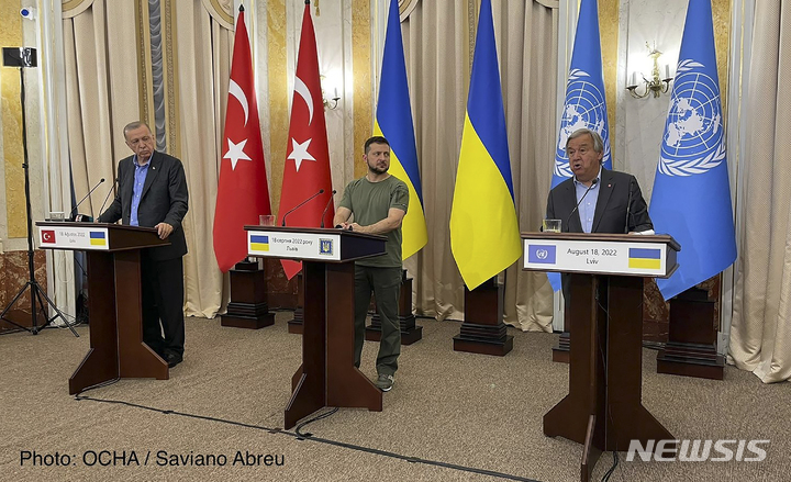 [르비우=AP/뉴시스] 볼로디미르 젤렌스키(가운데) 우크라이나 대통령이 18일(현지시간) 르비우에서 레제프 타이이프 에르도안 튀르키예 대통령, 안토니우 구테흐스 유엔 사무총장과의 3자 회담 이후 공동 기자회견을 하고 있다. 2022.08.19.