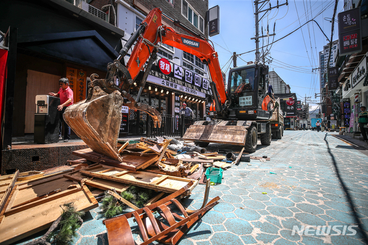 [서울=뉴시스] 서울 동작구는 "오는 25일부터 31일까지 행정안전부(행안부)의 추가합동조사 이후 특별재난지역으로 추가 선포될 예정"이라고 22일 밝혔다. 사진은 침수 피해를 입은 동작구 총신대입구역 인근에서 굴삭기를 이용한 수해 복구 작업을 하고 있다. (사진=뉴시스DB) photo@newsis.com