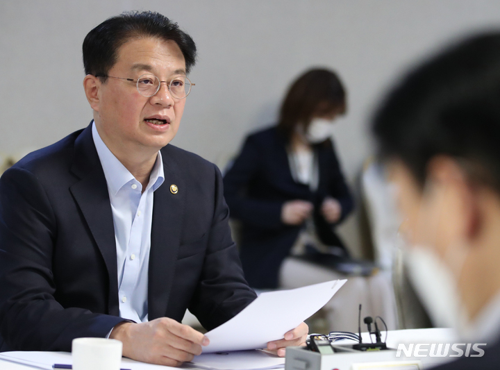 [서울=뉴시스] 김명원 기자 = 방기선 기획재정부 1차관이 19일 오전 서울 종로구 정부서울청사에서 열린 비상경제차관회의를 주재하며 발언하고 있다. 2022.08.19. kmx1105@newsis.com
