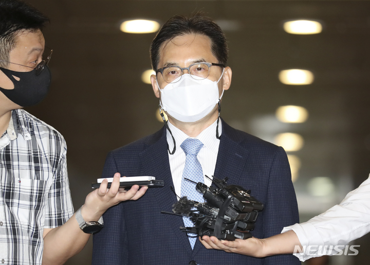 [서울=뉴시스] 김근수 기자 = 한기정 공정거래위원장 후보자가 지난 19일 오전 서울 중구 한국공정거래조정원 사무실 앞에서 내정 소감을 발표하고 있다. 2022.08.19. ks@newsis.com