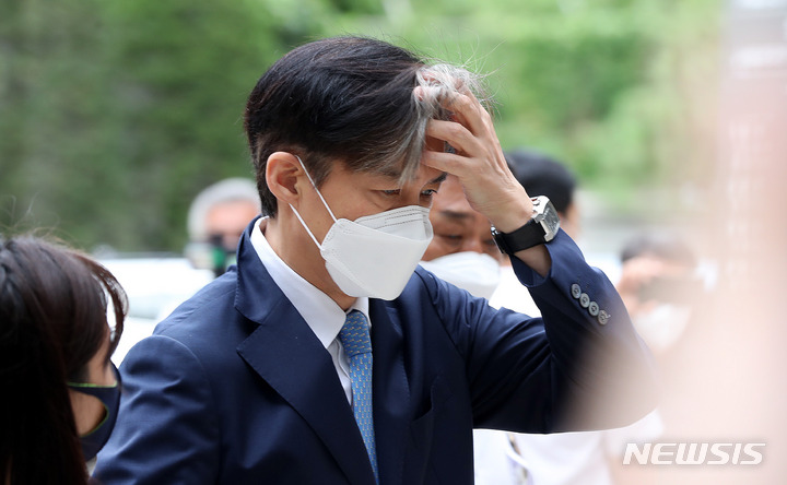 [서울=뉴시스] 추상철 기자 = 조국 전 법무부 장관이 19일 오전 서울 서초구 서울중앙지법에서 '자녀 입시 비리 및 감찰무마' 관련 30차 공판에 출석하고 있다. 2022.08.19. scchoo@newsis.com