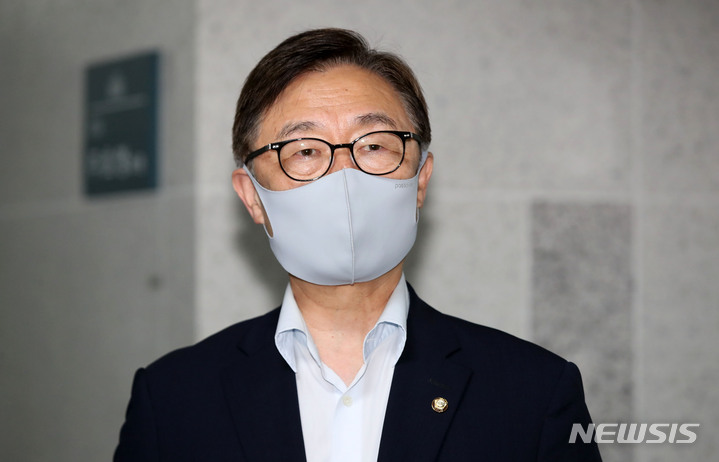 [서울=뉴시스] 김선웅 기자 = 국민의힘 혁신위원장인 최재형 의원이 지난 19일 서울 여의도 국회 의원회관 주호영의원실에서 주호영 비상대책위원장과 비공개 회동을 마친 뒤 취재진 질문에 답변하고 있다. 2022.08.19. mangusta@newsis.com