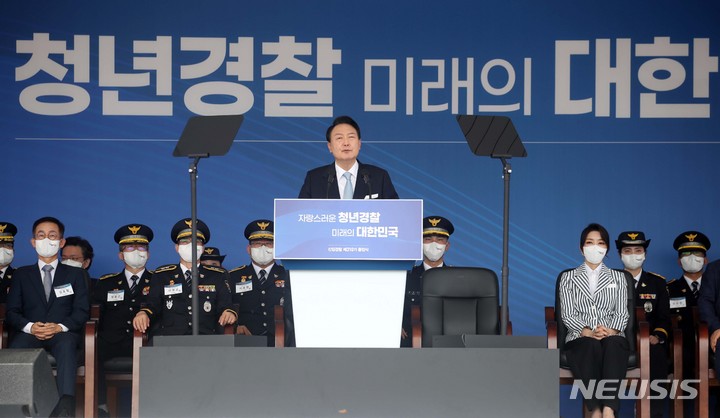 [충주=뉴시스] 홍효식 기자 = 윤석열 대통령이 19일 충북 충주 중앙경찰학교 대운동장에서 열린 중앙경찰학교 310기 졸업식에서 축사하고 있다. 2022.08.19. yesphoto@newsis.com