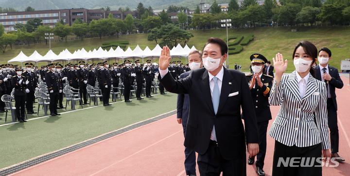 [충주=뉴시스] 홍효식 기자 = 윤석열 대통령과 부인 김건희 여사가 19일 충북 충주 중앙경찰학교 대운동장에서 열린 중앙경찰학교 310기 졸업식에서 졸업생들을 격려하고 있다. 2022.08.19. yesphoto@newsis.com