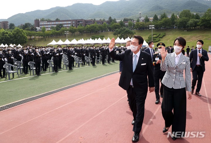 [충주=뉴시스] 홍효식 기자 = 윤석열 대통령과 부인 김건희 여사가 지난 19일 충북 충주 중앙경찰학교 대운동장에서 열린 중앙경찰학교 310기 졸업식에서 졸업생들을 격려하고 있다. 2022.08.19. yesphoto@newsis.com