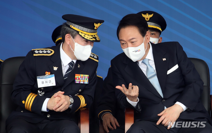 [충주=뉴시스] 홍효식 기자 = 윤석열 대통령이 19일 충북 충주 중앙경찰학교 대운동장에서 열린 중앙경찰학교 310기 졸업식에서 윤희근 경찰청장과 대화하고 있다. 2022.08.19. yesphoto@newsis.com