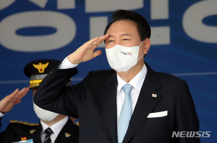 [충주=뉴시스] 홍효식 기자 = 윤석열 대통령이 19일 충북 충주 중앙경찰학교 대운동장에서 열린 중앙경찰학교 310기 졸업식에서 졸업생들의 경례에 거수경례로 답하고 있다. 2022.08.19. yesphoto@newsis.com