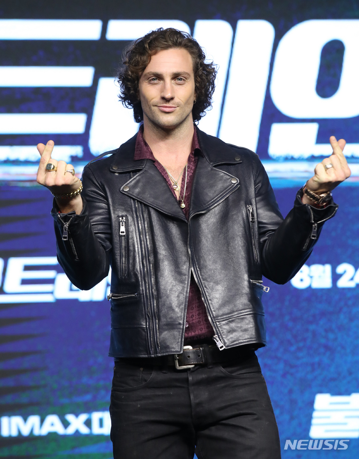 [서울=뉴시스] 조수정 기자 = 영화 '불릿 트레인(Bullet Train)' 홍보차 방한한 배우 애런 테일러 존슨이 19일 오전 서울 여의도 콘래드호텔에서 열린 프레스 컨퍼런스에서 포토타임 때 포즈를 취하고 있다. 2022.08.19. chocrystal@newsis.com