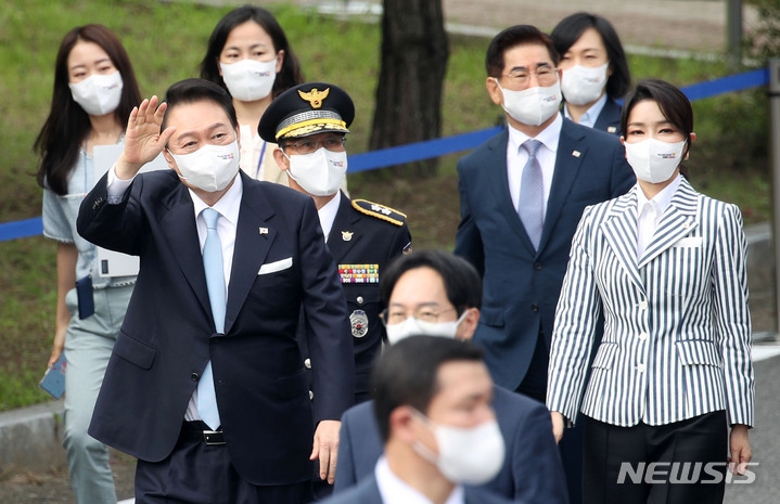 [충주=뉴시스] 홍효식 기자 = 윤석열 대통령과 부인 김건희 여사가 지난 19일 충북 충주 중앙경찰학교 대운동장에서 열린 중앙경찰학교 310기 졸업식에 입장하고 있다. 2022.08.19. yesphoto@newsis.com