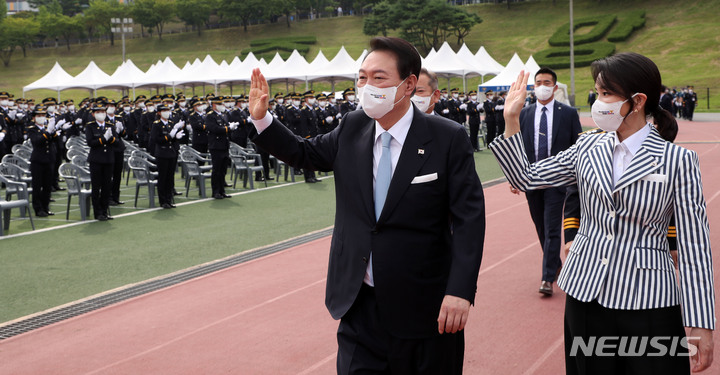 [충주=뉴시스] 홍효식 기자 = 윤석열 대통령과 부인 김건희 여사가 19일 충북 충주 중앙경찰학교 대운동장에서 열린 중앙경찰학교 310기 졸업식에서 신임 경찰들에게 인사하고 있다. 2022.08.19. yesphoto@newsis.com