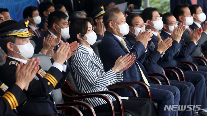 [충주=뉴시스] 홍효식 기자 = 윤석열 대통령 부인 김건희 여사 등 주요 내빈들이 지난 19일 충북 충주 중앙경찰학교 대운동장에서 열린 중앙경찰학교 310기 졸업식에서 윤석열 대통령의 축사가 끝나자 박수 치고 있다. 2022.08.19. yesphoto@newsis.com