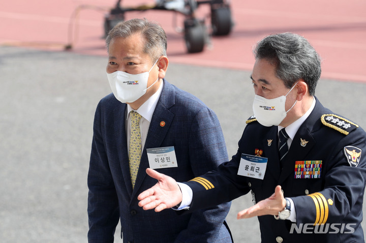 [충주=뉴시스] 홍효식 기자 = 이상민(왼쪽) 행정안전부 장관과 윤희근 경찰청장이 2022년 8월19일 충북 충주 중앙경찰학교 대운동장에서 열린 중앙경찰학교 310기 졸업식에 참석하고 있다. 