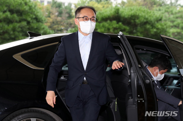 [서울=뉴시스] 추상철 기자 = 이원석 검찰총장 후보자가 지난달 19일 오전 서울 서초구 대검찰청으로 출근하고 있다. 2022.08.19. scchoo@newsis.com