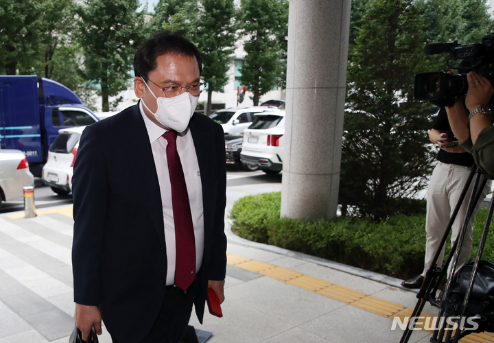 [서울=뉴시스] 고승민 기자 = 이준석 전 국민의힘 대표를 무고 혐의로 고발한 김성진 아이카이스트 대표 법률대리인 강신업 변호사가 19일 고발인 조사를 받기 위해 서울경찰청 반부패공공범죄수사대로 출석하고 있다. 2022.08.19. kkssmm99@newsis.com