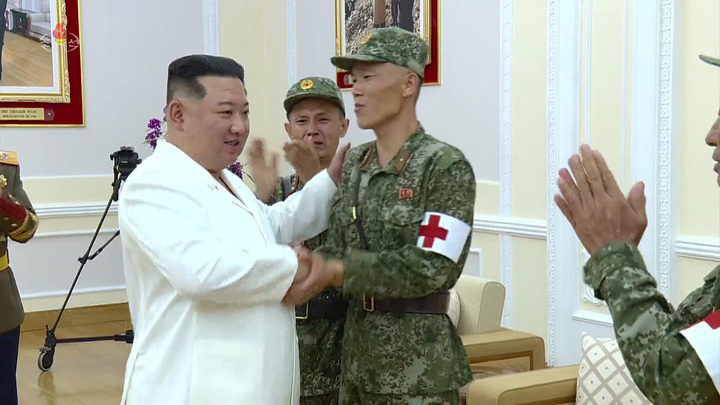 [서울=뉴시스] 김정은 국무위원장이 18일 최대비상방역전에 참전해 혁혁한 위훈을 세운 조선인민군 군의부문 전투원들과 4.25문화회관에서 만나 축하 연설을 하고 광장에서 뜻깊은 기념촬영을 했다고 조선중앙TV가 19일 보도했다. (사진=조선중앙TV 캡처) 2022.08.19. photo@newsis.com *재판매 및 DB 금지