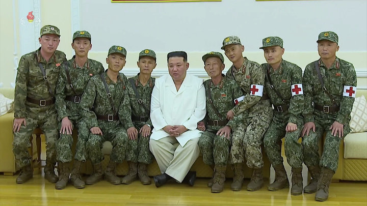 [서울=뉴시스] 김정은 국무위원장이 18일 최대비상방역전에 참전해 혁혁한 위훈을 세운 조선인민군 군의부문 전투원들과 4.25문화회관에서 만나 축하 연설을 하고 광장에서 뜻깊은 기념촬영을 했다고 조선중앙TV가 19일 보도했다. (사진=조선중앙TV 캡처) 2022.08.19. photo@newsis.com *재판매 및 DB 금지