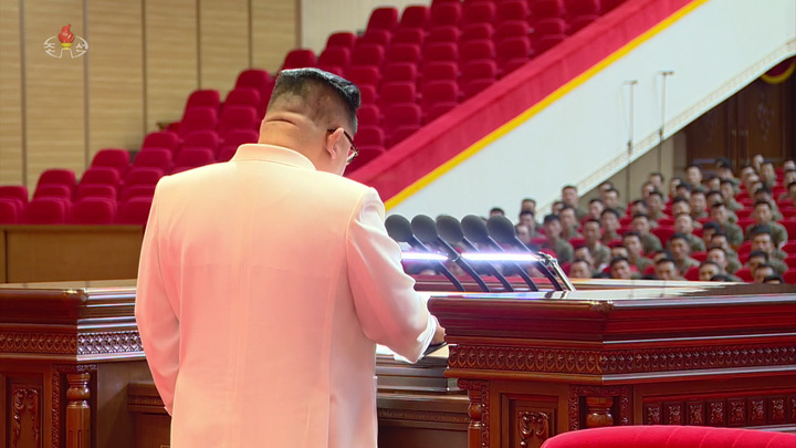 [서울=뉴시스] 김정은 국무위원장이 18일 최대비상방역전에 참전해 혁혁한 위훈을 세운 조선인민군 군의부문 전투원들과 4.25문화회관에서 만나 축하 연설을 하고 광장에서 뜻깊은 기념촬영을 했다고 조선중앙TV가 19일 보도했다. (사진=조선중앙TV 캡처) 2022.08.19. photo@newsis.com *재판매 및 DB 금지