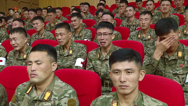 [서울=뉴시스] 김정은 국무위원장이 18일 최대비상방역전에 참전해 혁혁한 위훈을 세운 조선인민군 군의부문 전투원들과 4.25문화회관에서 만나 축하 연설을 하고 광장에서 뜻깊은 기념촬영을 했다고 조선중앙TV가 19일 보도했다. (사진=조선중앙TV 캡처) 2022.08.19. photo@newsis.com *재판매 및 DB 금지