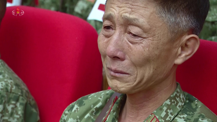 [서울=뉴시스] 김정은 국무위원장이 18일 최대비상방역전에 참전해 혁혁한 위훈을 세운 조선인민군 군의부문 전투원들과 4.25문화회관에서 만나 축하 연설을 하고 광장에서 뜻깊은 기념촬영을 했다고 조선중앙TV가 19일 보도했다. (사진=조선중앙TV 캡처) 2022.08.19. photo@newsis.com *재판매 및 DB 금지