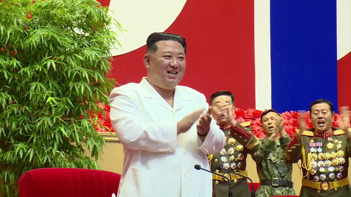 [서울=뉴시스] 김정은 국무위원장이 18일 최대비상방역전에 참전해 혁혁한 위훈을 세운 조선인민군 군의부문 전투원들과 4.25문화회관에서 만나 축하 연설을 하고 광장에서 뜻깊은 기념촬영을 했다고 조선중앙TV가 19일 보도했다. (사진=조선중앙TV 캡처) 2022.08.19. photo@newsis.com *재판매 및 DB 금지