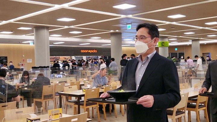 [서울=뉴시스] 이재용 삼성전자 부회장이 19일 경기도 용인 삼성전자 기흥캠퍼스에서 열린 차세대 반도체 R&D단지 기공식 참석에 앞서 구내식당에서 식사를 하기 위해 이동하고 있다. (사진=삼성전자 제공) 2022.08.19. photo@newsis.com *재판매 및 DB 금지