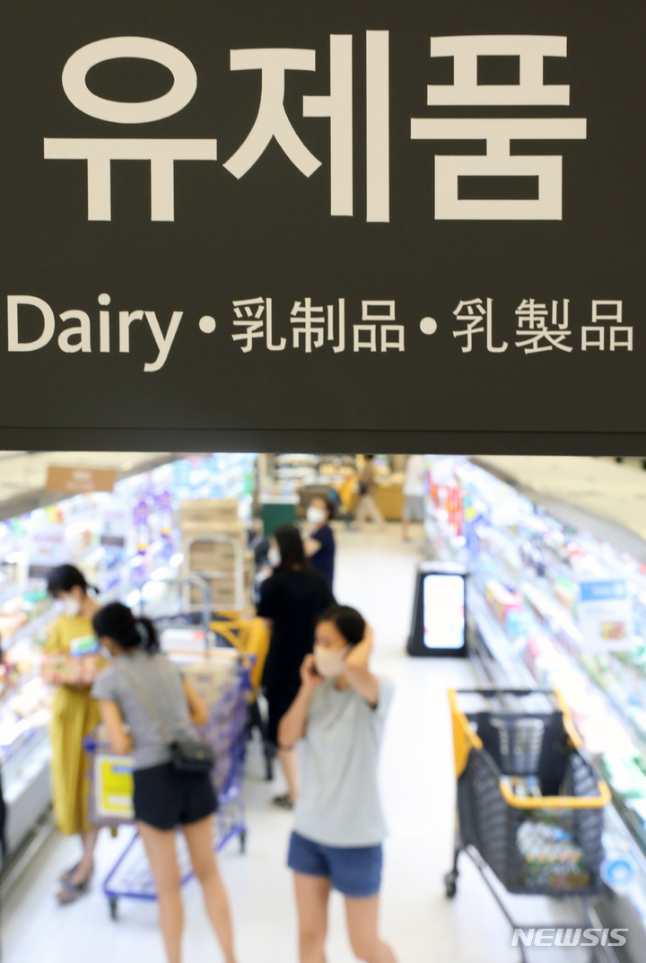[서울=뉴시스] 김금보 기자 = 7일 세브란스 영양팀에 따르면 칼슘은 우유와 유제품, 뼈째 먹는 생선, 미역과 다시마 등 해조류에 풍부하게 들어 있다. 특히 우유는 칼슘 함량이 높고 흡수율이 좋아 매일 1~2컵 정도 마시는 것이 좋다. 지난 2022년 8월 서울 시내 한 대형마트를 방문한 시민들이 유제품 코너에서 상품을 살펴보고 있다. 해당 사진은 기사와 직접 관련이 없습니다. 2022.08.19. kgb@newsis.com
