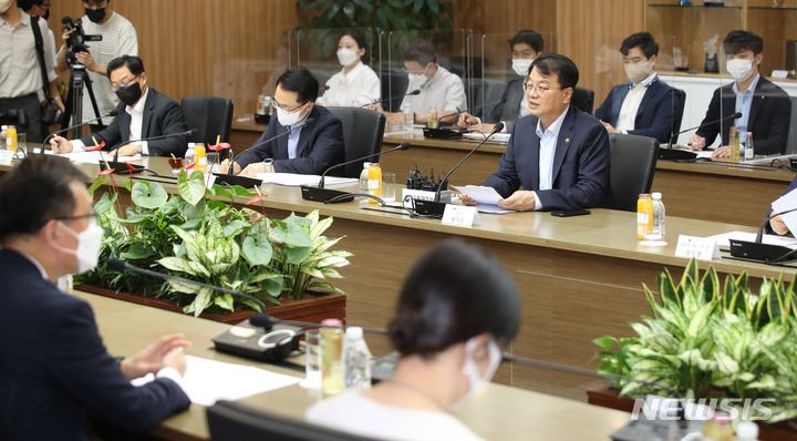 [서울=뉴시스] 조수정 기자 = 방기선 기획재정부 1차관이 19일 오후 서울 영등포구 한국수출입은행 서울회의장에서 열린 공급망 안정화 관련 경제 6단체 간담회에서 모두발언 하고 있다. 2022.08.19. chocrystal@newsis.com