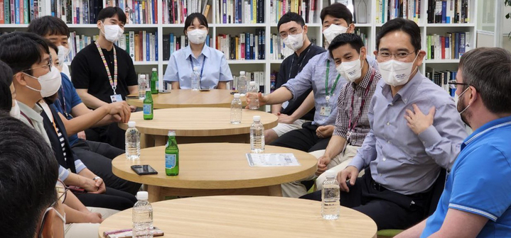 [서울=뉴시스] 이재용 삼성전자 부회장이 19일 경기도 화성시 삼성전자 화성캠퍼스에서 임직원들과 간담회를 하고 있다. (사진=삼성전자 제공) 2022.08.19. photo@newsis.com *재판매 및 DB 금지