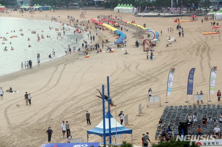 [부산=뉴시스] 하경민 기자 = '2022년 부산 국제장대높이뛰기 경기대회'가 열린 19일 부산 수영구 광안리해수욕장 야외특설경기장에서 U20 유소년 남자부에 출전한 선수가 기량을 뽐내고 있다. 20일에는 성인 여자부(오후 4시), 성인 남자부(오후 8시) 경기가 펼쳐진다. 2022.08.19. yulnetphoto@newsis.com