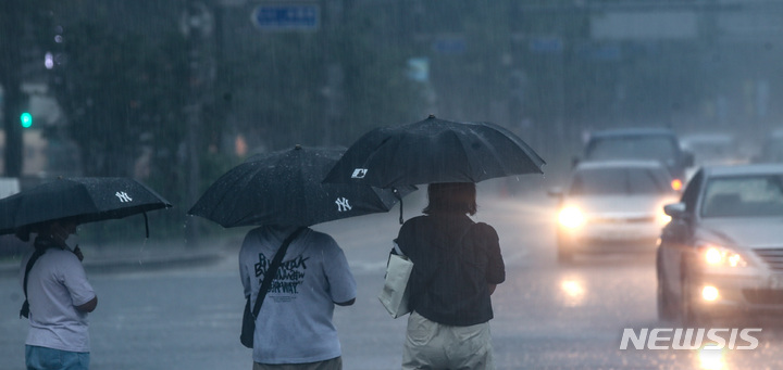 [서울=뉴시스] 조수정 기자 = 지난 19일 오후 서울 중구 세종대로에서 시민들이 우산을 들고 있다. 2022.08.19. chocrystal@newsis.com