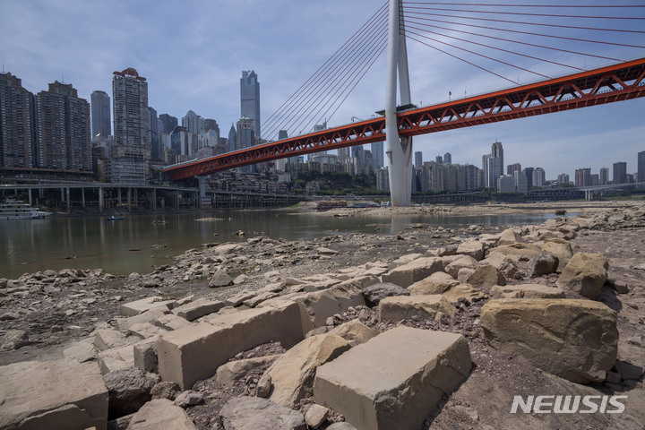 [충칭=AP/뉴시스] 19일(현지시간) 중국 충칭에 있는 양쯔강의 주요 지류인 자링강의 수위가 낮아지면서 강바닥의 바위가 드러나고 있다. 충칭은 지난 6월부터 시작된 폭염으로 강우량이 급감해 66개 하천과 25개 저수지가 말라 30만 명이 식수난을 겪는 것으로 나타났다. 2022.08.19.