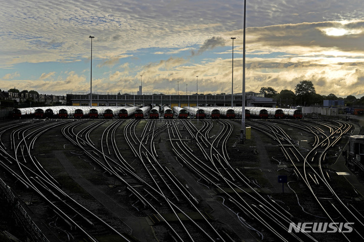 [런던=AP/뉴시스] 영국 철도해운노조(RMT)와 버스 노조가 파업을 벌이면서 지난달 19일(현지시간) 런던 피커딜리선 열차들이 기지에 멈춰 서 있다. 2022.08.19.