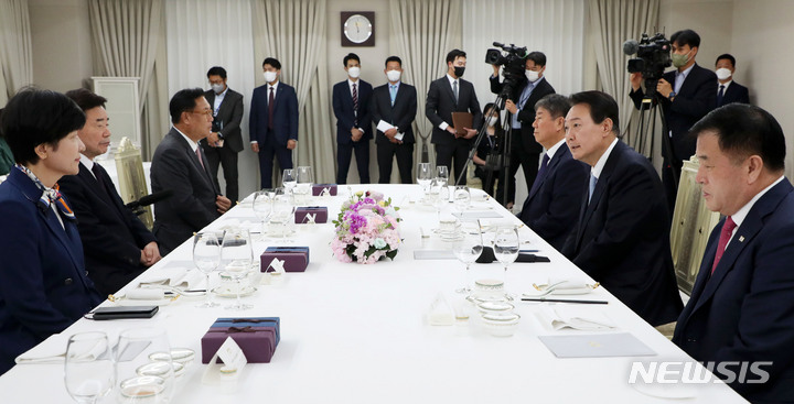 [서울=뉴시스] 홍효식 기자 = 윤석열 대통령이 19일 서울 용산 대통령실 청사에서 열린 신임 국회의장단 초청 만찬에서 발언하고 있다. 2022.08.19. yesphoto@newsis.com