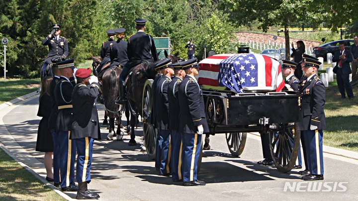 [워싱턴=뉴시스]19일(현지시간) 워싱턴DC 인근 버지니아 알링턴 국립묘지에서 한국전쟁 참전 용사이자 주한미군 철수에 반대했던 고(故) 존 싱글러브 예비역 소장 안장식이 엄수되는 모습. (사진=워싱턴 공동취재단) 2022.08.19.
