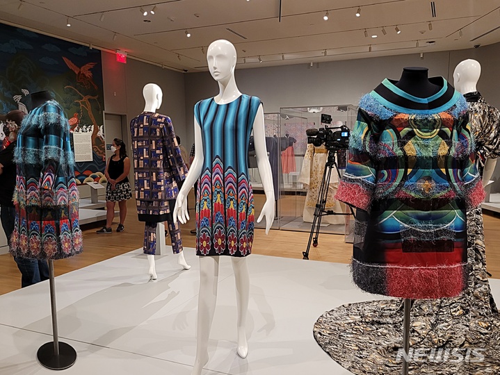 [워싱턴=뉴시스]김난영 특파원=19일(현지시간) 워싱턴DC 조지워싱턴대 텍스타일박물관에 전시된 이상봉 디자이너의 단청 모티브 의상. 텍스타일박물관은 20일부터 12월22일까지 한국국제교류재단(KF) 지원으로 '한국 의복 – 궁중에서 런웨이까지(Korean Fashion: From Royal Court to Runway)' 전시회를 개최한다. imzero@newsis.com 2022.08.19.