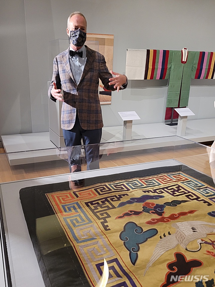 [워싱턴=뉴시스]김난영 특파원=19일(현지시간) 워싱턴DC 조지워싱턴대 텍스타일박물관에서 큐레이터 리 탤벗 씨가 고종의 보료를 소개하고 있다. 텍스타일박물관은 20일부터 12월22일까지 한국국제교류재단(KF) 지원으로 '한국 의복 – 궁중에서 런웨이까지(Korean Fashion: From Royal Court to Runway)' 전시회를 개최한다. imzero@newsis.com 2022.08.19.