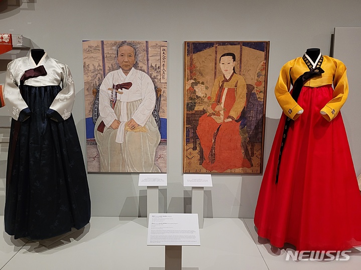 [워싱턴=뉴시스]김난영 특파원=19일(현지시간) 워싱턴DC 조지워싱턴대 텍스타일박물관에 조선 여인들의 한복이 전시돼 있다. 텍스타일박물관은 20일부터 12월22일까지 한국국제교류재단(KF) 지원으로 '한국 의복 – 궁중에서 런웨이까지(Korean Fashion: From Royal Court to Runway)' 전시회를 개최한다. imzero@newsis.com 2022.08.19.