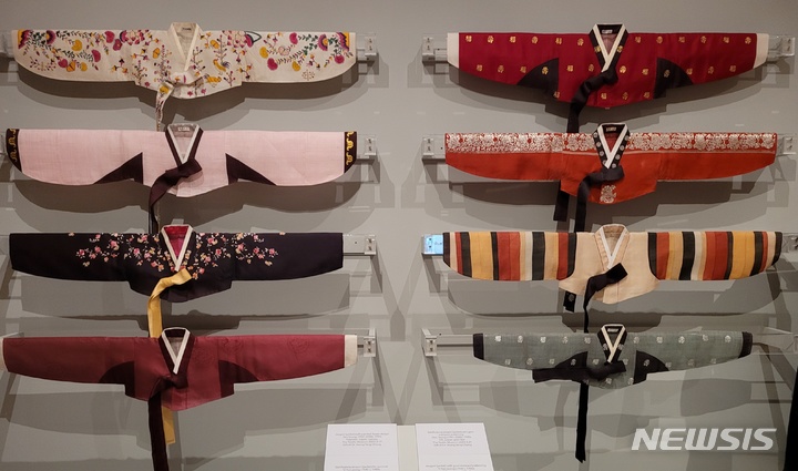 [워싱턴=뉴시스]김난영 특파원=19일(현지시간) 워싱턴DC 조지워싱턴대 텍스타일박물관에 여성용 한복 저고리가 전시돼 있다. 텍스타일박물관은 20일부터 12월22일까지 한국국제교류재단(KF) 지원으로 '한국 의복 – 궁중에서 런웨이까지(Korean Fashion: From Royal Court to Runway)' 전시회를 개최한다. imzero@newsis.com 2022.08.19.