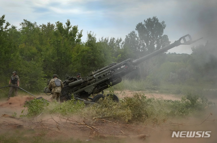 [도네츠크=AP/뉴시스] 우크라이나군이 지난 6월18일(현지시간) 우크라이나 동부 도네츠크 지역에서 미국이 제공한 M777 곡사포로 러시아군 진지를 공격하고 있다. 2022.08.20.