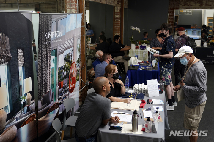 [로스앤젤레스=AP/뉴시스]미국 로스앤젤레스에서 열린 취업박람회에 나온 예비 고용주와 구직자들이 만나 상담을 하고 있다. 자료사진. 2023.02.01