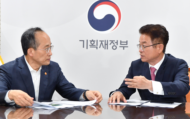 [대구=뉴시스] 이철우 경북지사(오른쪽)가 2022년 8월 19일 당시 기획재정부장관 겸 경제부총리였던 추경호 의원을 만나는 모습이다. 뉴시스DB. 2026.02.28 photo@newsis.com *재판매 및 DB 금지