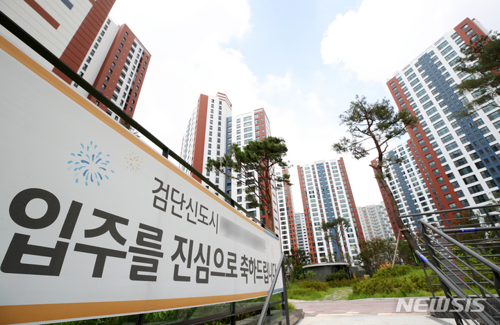 [인천=뉴시스] 조성우 기자 = 김포 장릉 인근에서 문화재청 허가 없이 지어져 논란이 된 이른바 '왕릉뷰 아파트'들이 입주에 속도를 붙이고 있다. 서울행정법원 행정4부가 지난 19일 대방건설이 문화재청 궁능유적본부장을 상대로 낸 공사중지명령처분 취소소송에서 1심 원고 승소 판결을 내리면서, 3사가 낸 행정소송 1심은 모두 건설사들의 승리로 돌아갔다. 21일 오후 인천 서구 검단신도시 한 신축 아파트 단지에 입주 축하 현수막이 걸려있다. 2022.08.21. xconfind@newsis.com