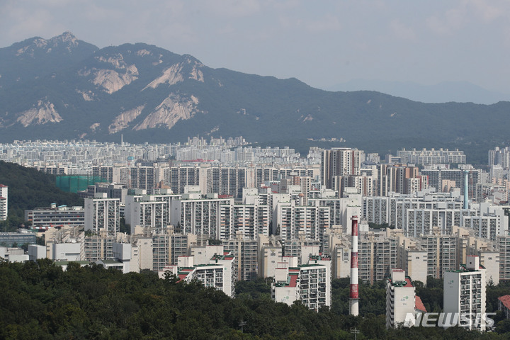 [서울=뉴시스] 권창회 기자 = 서울 노원·도봉·강북 지역의 집값 하락세가 이어지고 있다. 한국부동산원이 16일 발표한 '7월 전국 주택가격 동향조사'에 따르면 지난달 전국 아파트값 변동률은 -0.20%로 집계됐다. 그 중 가장 하락폭이 큰 곳은 강북구(-0.51%), 도봉구(-0.55%), 노원구(-0.54%) 등 '노도강'이었다. 사진은 21일 오후 서울 강북구 북서울꿈의숲 전망대에서 바라본 강북지역 아파트단지 모습. 2022.08.21. kch0523@newsis.com