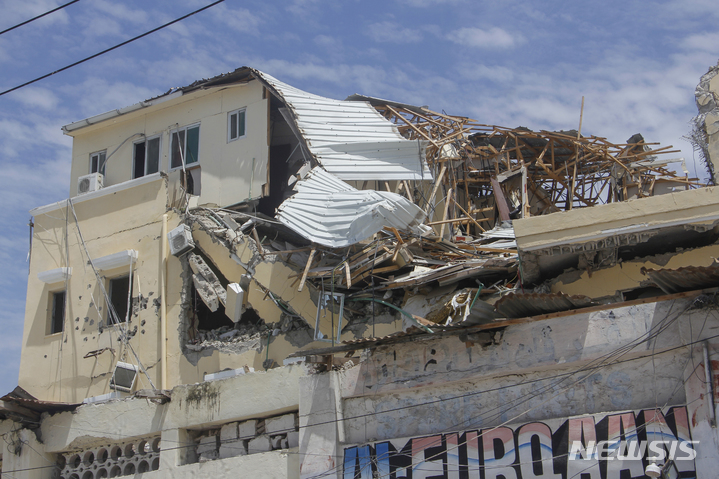 [모가디슈=AP/뉴시스] 21일(현지시간) 소말리아 수도 모가디슈 하얏트 호텔에서 이슬람 무장 세력이 호텔을 장악하고 30시간 동안 군 당국과 대치하다가 진압됐다. 사진은 호텔이 파손된 모습. 2022.08.22.