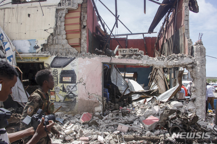 [모가디슈=AP/뉴시스] 21일(현지시간) 소말리아 수도 모가디슈 하얏트 호텔에서 이슬람 무장 세력이 호텔을 장악하고 30시간 동안 군 당국과 대치하다가 진압됐다. 2022.08.22.